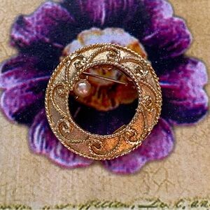 Mamselle Vintage Open circle pearl brooch 1”